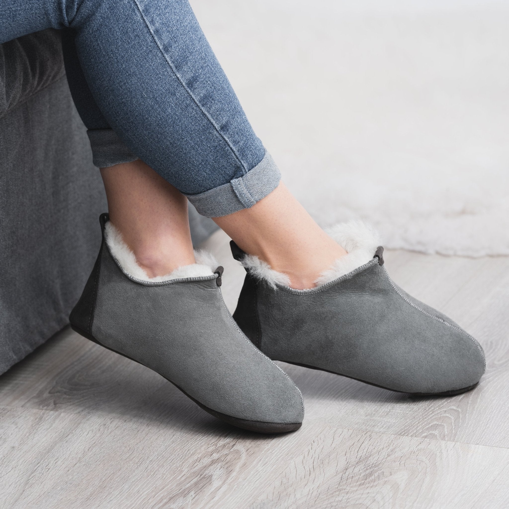 Skinntøfler i lammeskinn - Lysegrå. Gratis frakt ! - ULLNorge